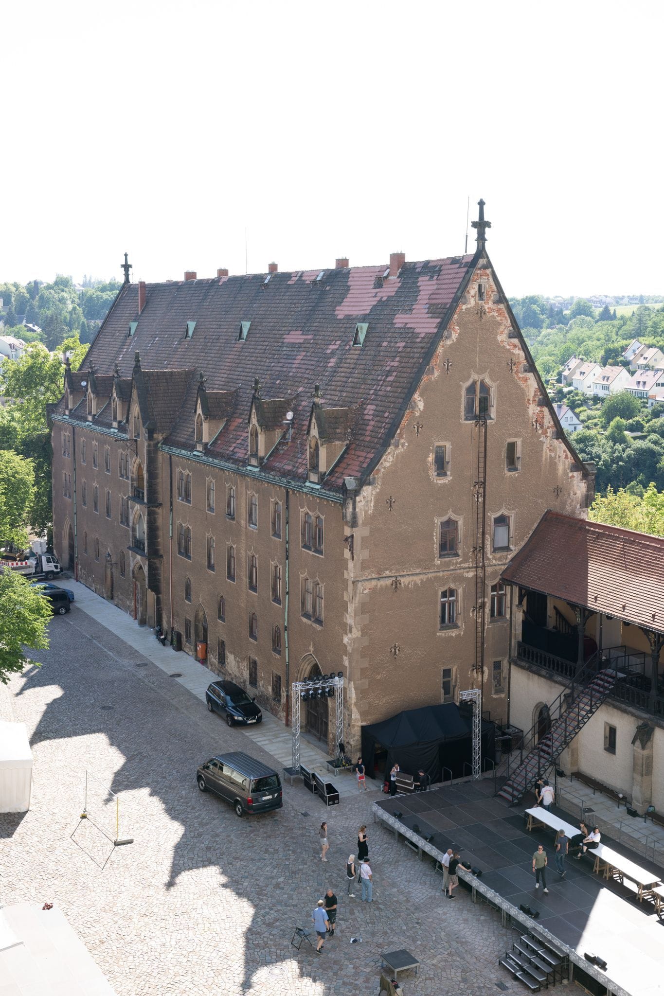 Das Kornhaus auf dem Domplatz (Archivbild): Gegen einen möglichen Erwerb des historischen Meißner Kornhauses durch die AfD regt sich Widerstand.
