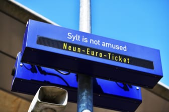 Anzeigetafel auf einem Bahnhof mit Aufschrift 9-Euro-Ticket und Sylt is not amused (Fotomontage): Die Pendler auf der Marschbahnstrecke sind genervt.