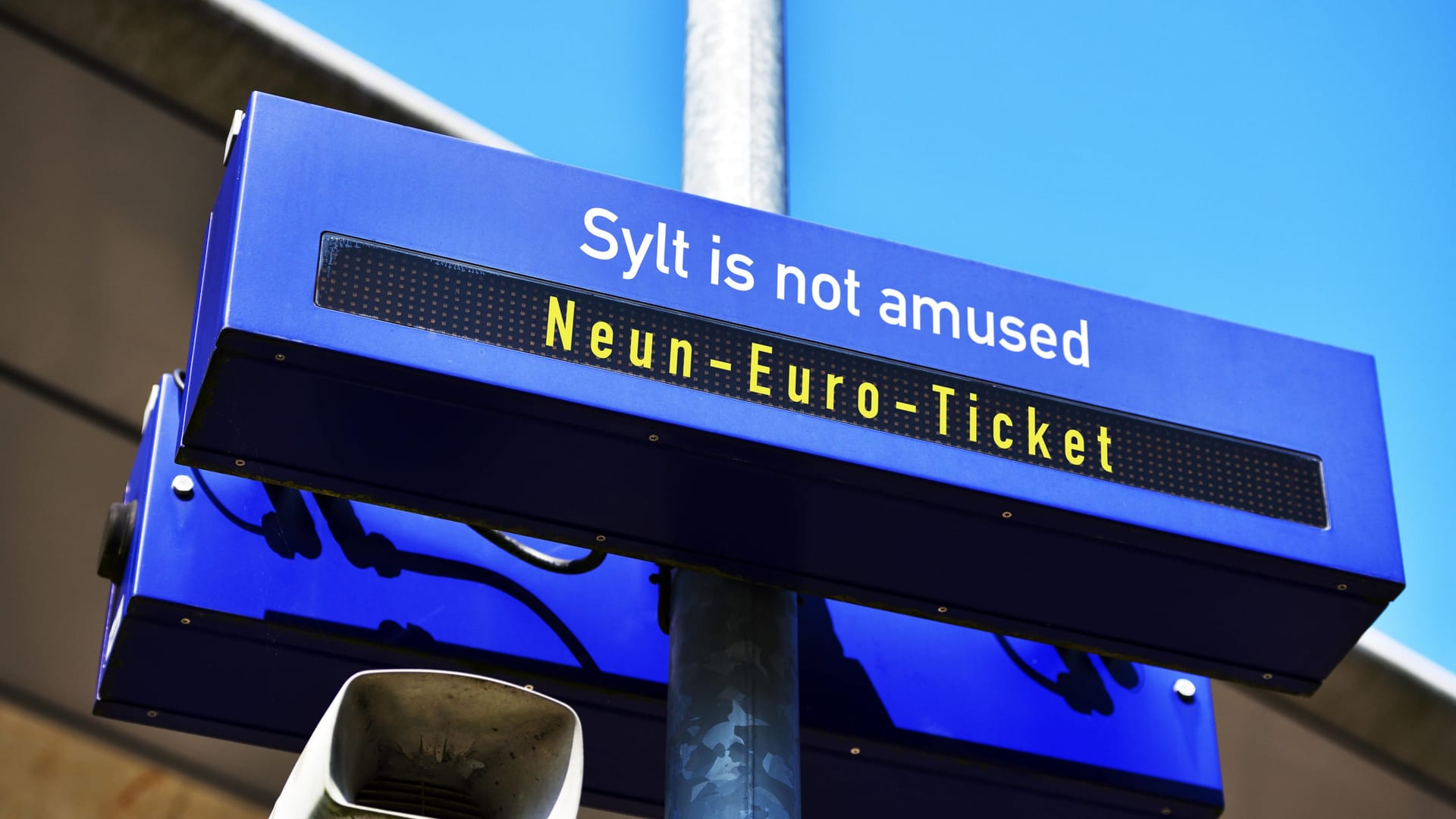 Anzeigetafel auf einem Bahnhof mit Aufschrift 9-Euro-Ticket und Sylt is not amused (Fotomontage): Die Pendler auf der Marschbahnstrecke sind genervt.