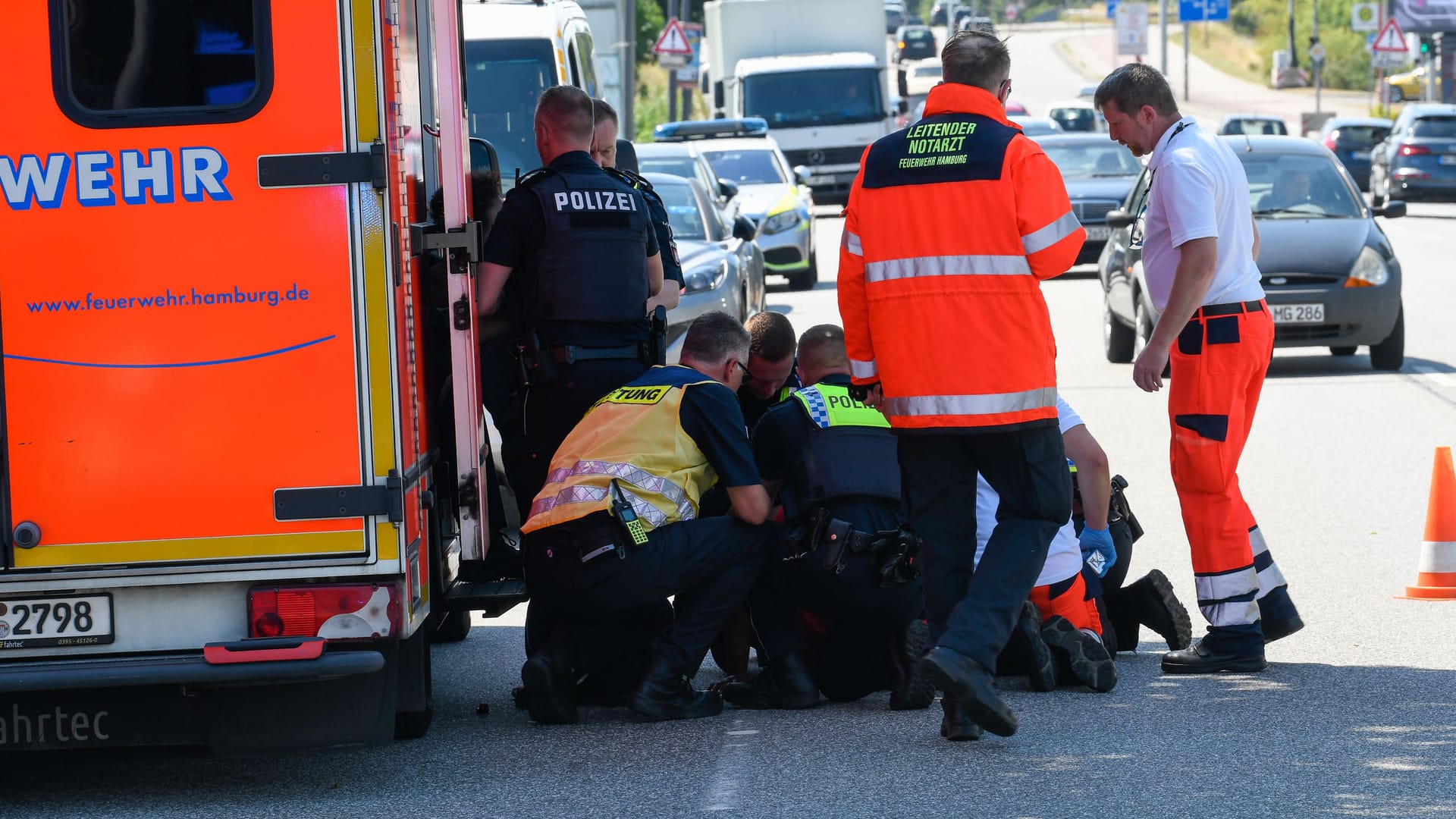 Rettungskräfte versuchen ein anderthalb Jahre altes Kind zu retten: Der Junge wurde auf dem Gelände einer Flüchtlingsunterkunft von einem Auto überrollt. Rettungskräfte versuchen ein anderthalb Jahre altes Kind zu retten: Der Junge wurde auf dem Gelände einer Flüchtlingsunterkunft von einem Auto überrollt.