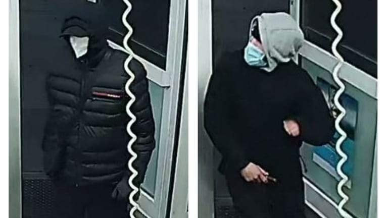 Zwei maskierte Männer betreten eine Tankstelle: Die Polizei sucht die mutmaßlichen Täter nach einem Raubüberfall in Bremen.