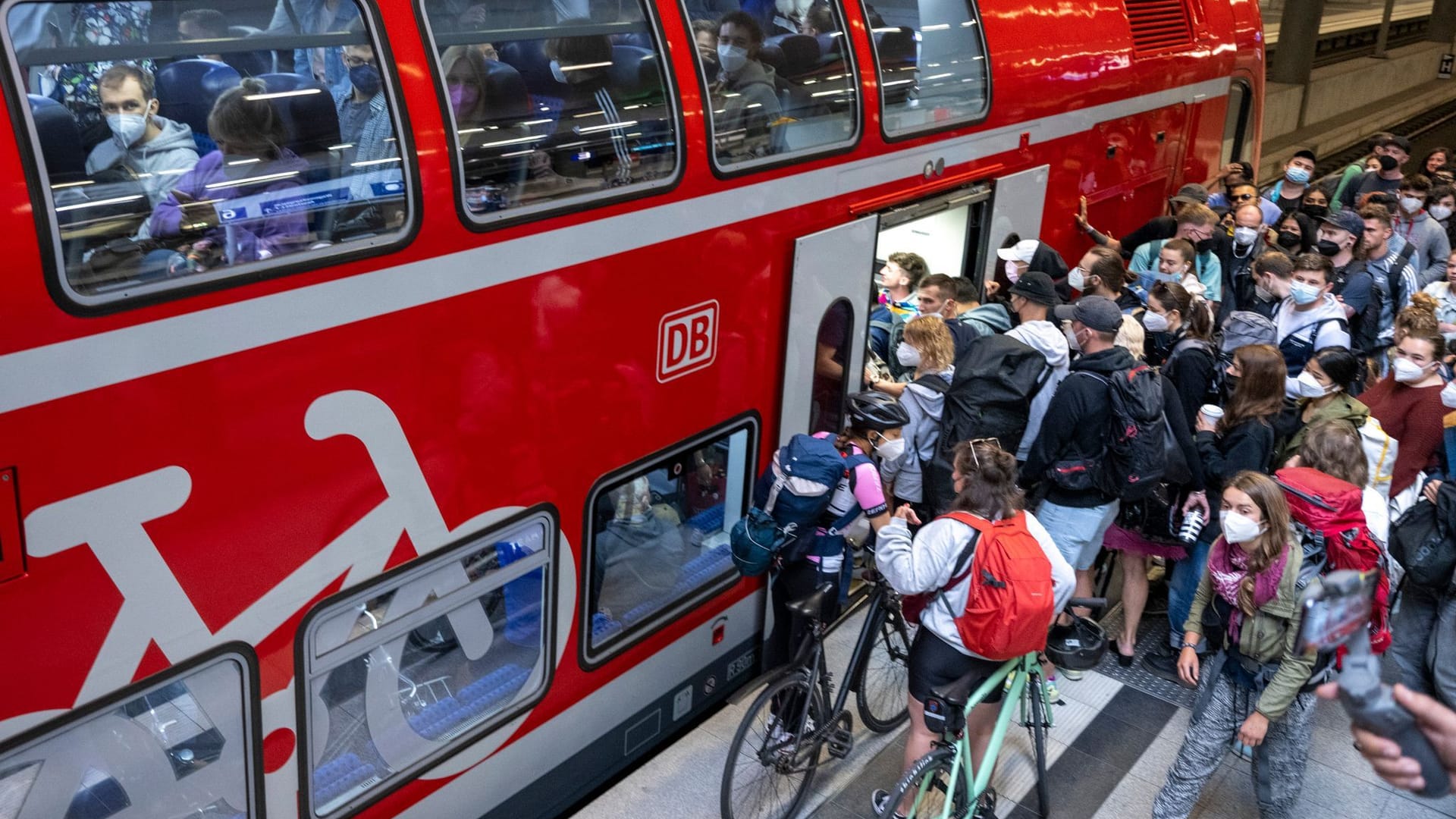 Menschen steigen am Hauptbahnhof in einen Regionalzug: Das 9-Euro-Ticket sorgt für noch mehr Verkehr am Pfingstwochenende.