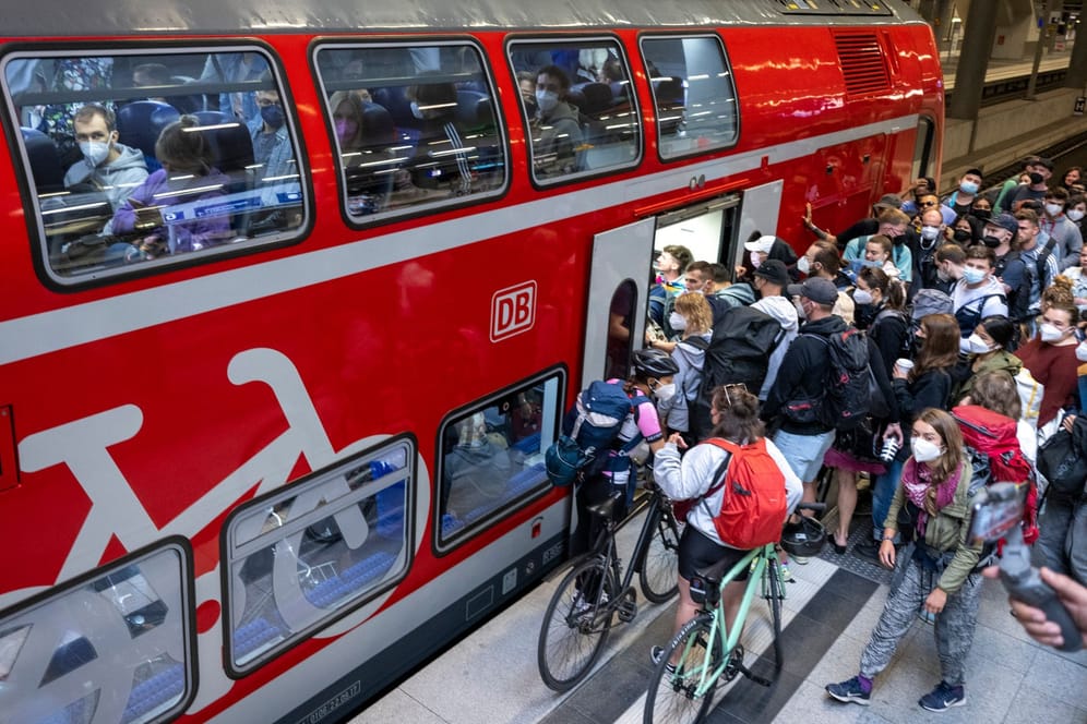 Menschen steigen am Hauptbahnhof in einen Regionalzug: Das 9-Euro-Ticket sorgt für noch mehr Verkehr am Pfingstwochenende.