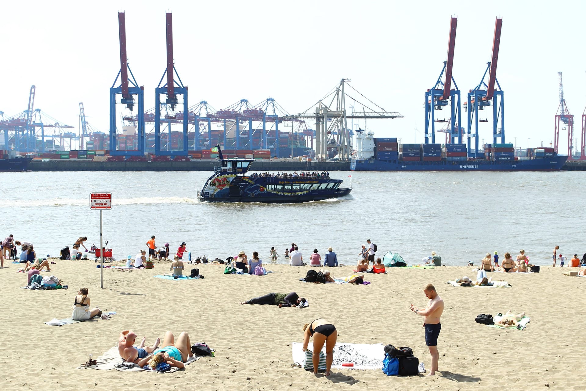 Passanten sonnen sich am Elbstrand bei Övelgönne (Symbolbild): Für die kommenden Tage ist für Hamburg Sommerwetter angesagt.