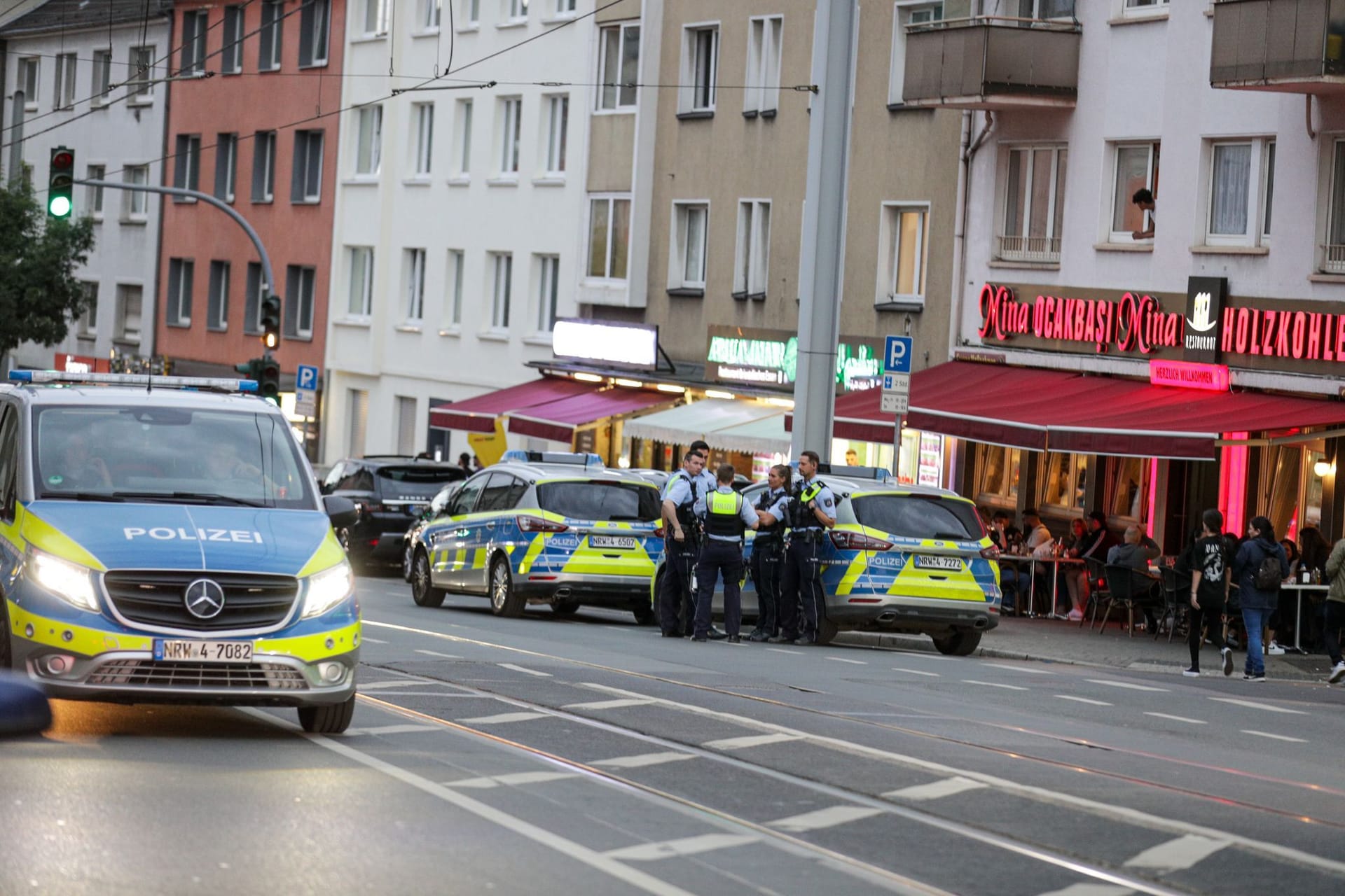 Einsatzwagen der Polizei am Sonntagabend auf der Altendorfer Straße in Essen: Mehrere Gruppen hatten sich erneut gebildet und sich geprügelt. Am Samstag war es zu ersten Auseinandersetzungen gekommen.