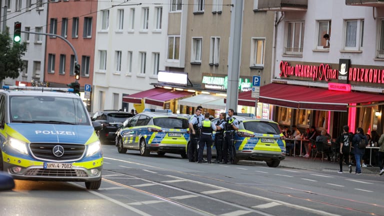 Einsatzwagen der Polizei am Sonntagabend auf der Altendorfer Straße in Essen: Mehrere Gruppen hatten sich erneut gebildet und sich geprügelt. Am Samstag war es zu ersten Auseinandersetzungen gekommen.