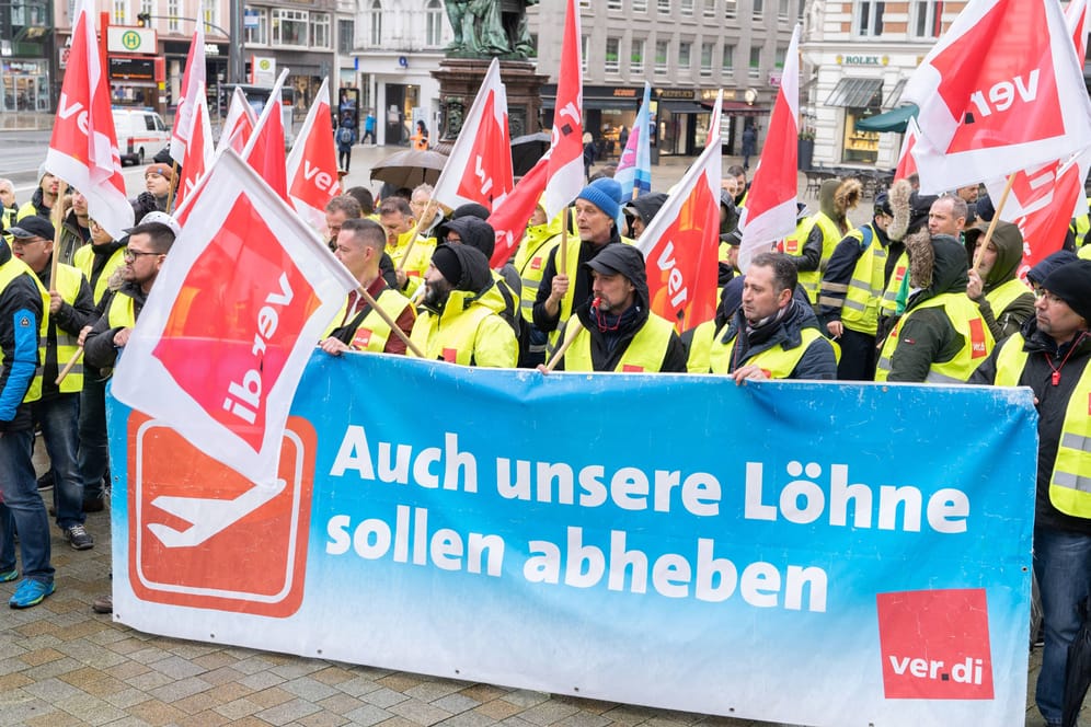 Streikende in Hamburg (Archivbild): Für 24 Stunden soll die Arbeit niedergelegt werden.