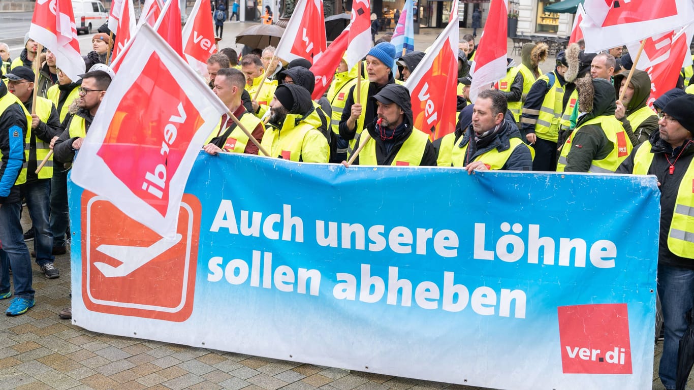 Streikende in Hamburg (Archivbild): Für 24 Stunden soll die Arbeit niedergelegt werden.