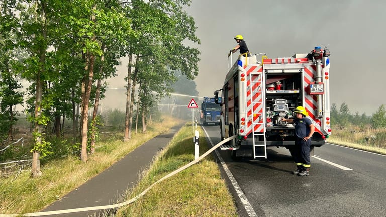Die Feuerwehr ist in einem Waldstück bei einem Waldbrand im Einsatz. Die vom Waldbrand in Treuenbrietzen nahe Berlin betroffene Fläche hat sich in der Nacht zum Sonntag ausgedehnt.