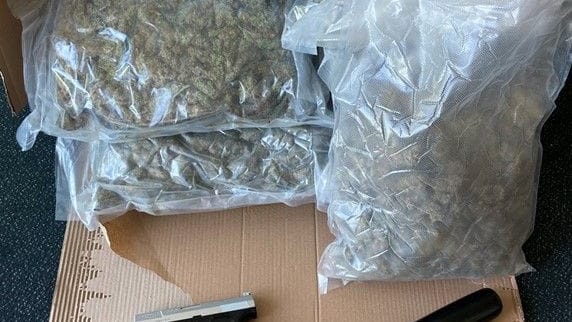 Das Beweismaterial: Die Polizei stellte unter anderem Waffen und Drogen sicher.