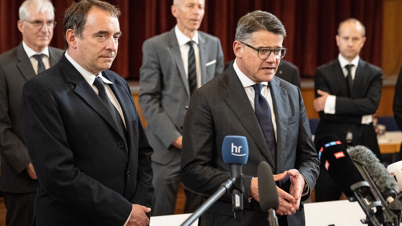 Ministerpräsident Boris Rhein (CDU - r) gibt im Bürgerhaus der nordhessischen Stadt mit Alexander Lorz (CDU), Kultusminister in Hessen, eine Presseerklärung ab: Beide zeigte sich bestürzt über die Todesfahrt in Berlin.