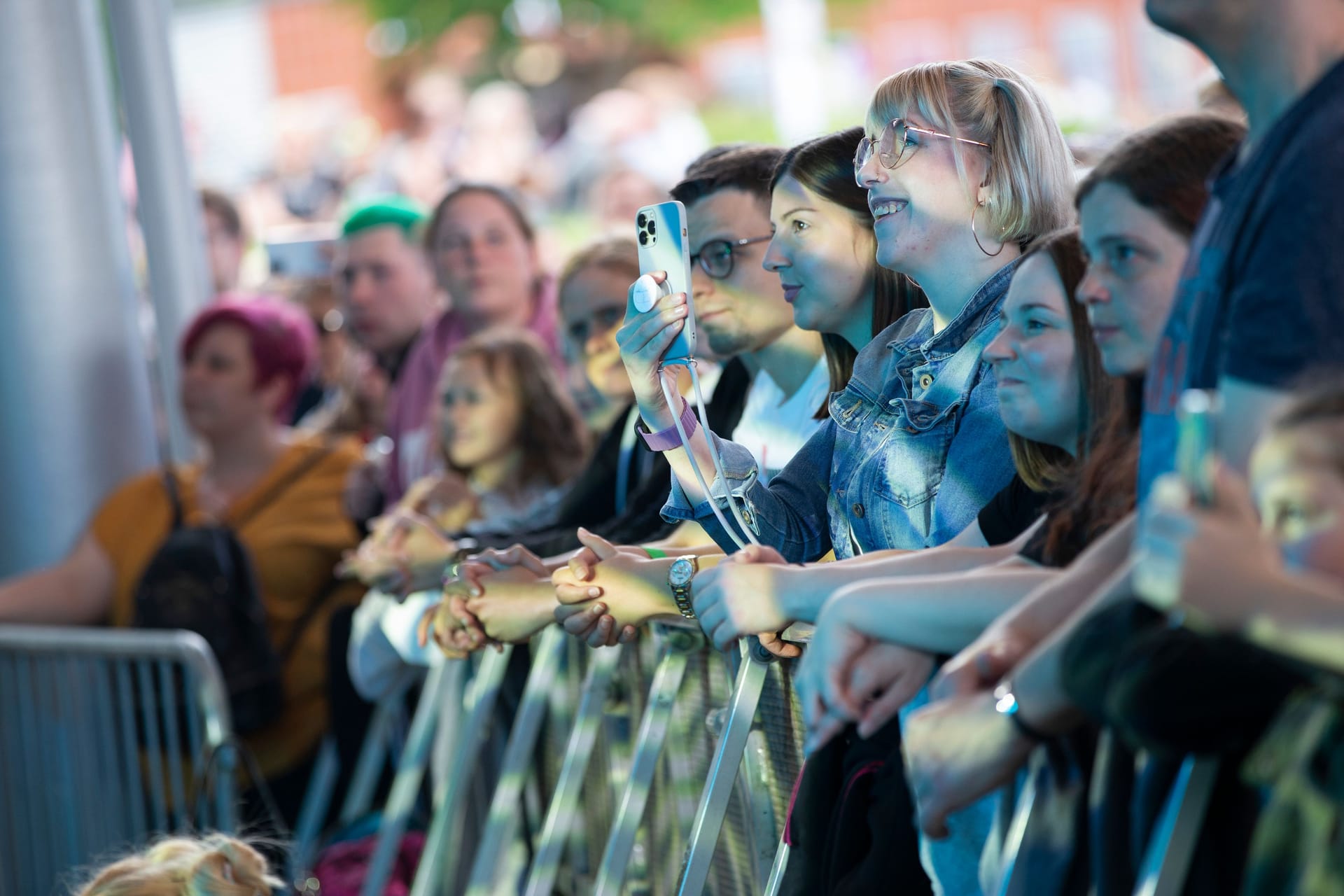 Besucherinnen des DCKS-Festivals im Kölner Tanzbrunnen: Tausende tanzten hier an Pfingstmontag zu einem ausschließlich weiblichen Lineup.