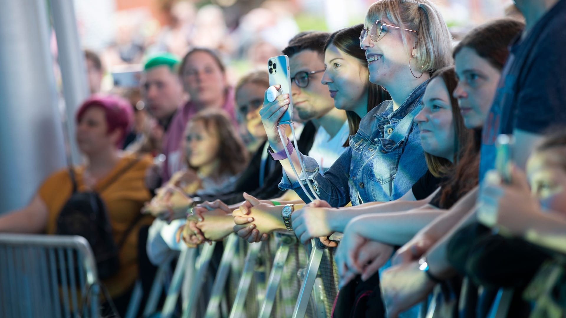 Besucherinnen des DCKS-Festivals im Kölner Tanzbrunnen: Tausende tanzten hier an Pfingstmontag zu einem ausschließlich weiblichen Lineup.