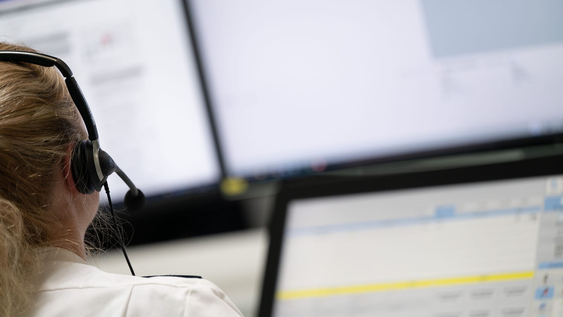 Eine Beamte arbeitet in einer Polizeileitstelle. (Symbolbild). Können sich Polizisten bald über mehr Homeoffice freuen?