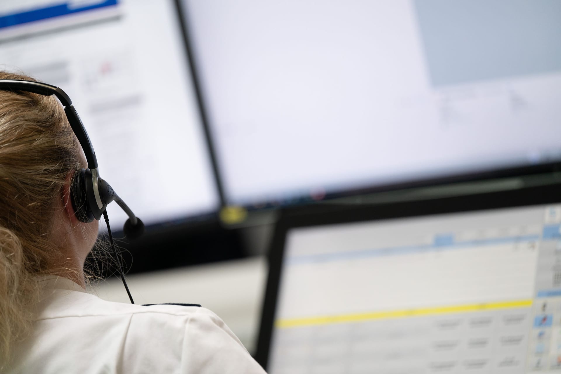 Eine Beamte arbeitet in einer Polizeileitstelle. (Symbolbild). Können sich Polizisten bald über mehr Homeoffice freuen?