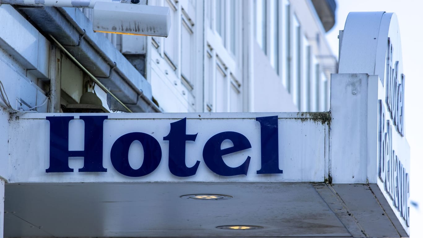 Der Eingang zu einem Hotel (Symbolbild): Das Vor-Corona-Niveau erreicht der Tourismus in der Hansestadt noch nicht.