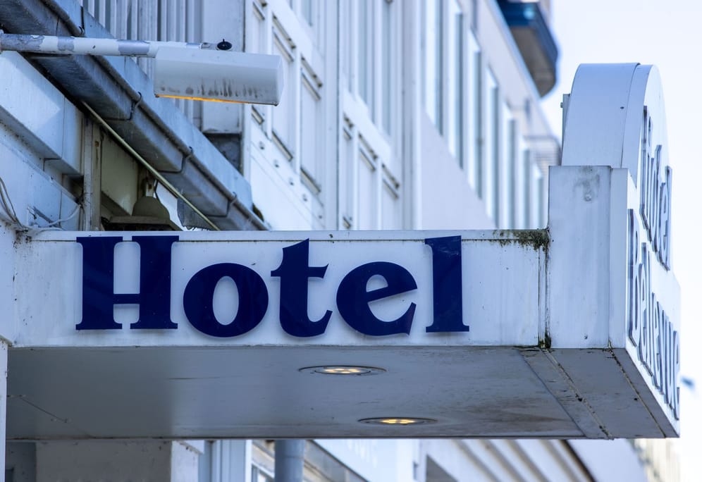 Der Eingang zu einem Hotel (Symbolbild): Das Vor-Corona-Niveau erreicht der Tourismus in der Hansestadt noch nicht.