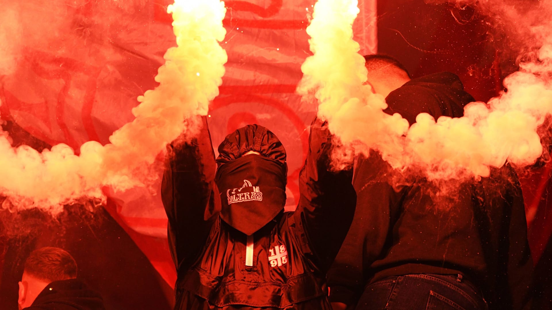 Pyro während eines Fußballspiels (Archivbild): Ein englischer Fußballfan zündete nun in München eine Fackel in seinem Hotelzimmer. Pyro während eines Fußballspiels (Archivbild): Ein englischer Fußballfan zündete nun in München eine Fackel in seinem Hotelzimmer.