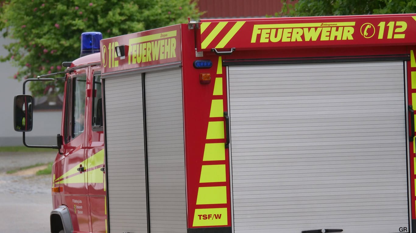 Ein Feuerwehrwagen (Symbolbild): Das Klettergerüst, in dem das Mädchen stecken blieb, ist nun vorerst gesperrt.