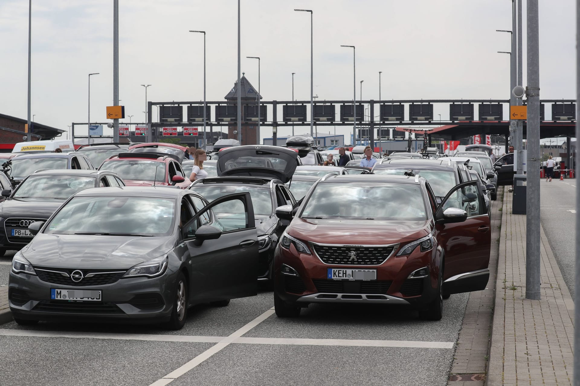 Autos stehen vor Sylt im Stau: Die Polizei führte am Wochenende Verkehrskontrollen durch.