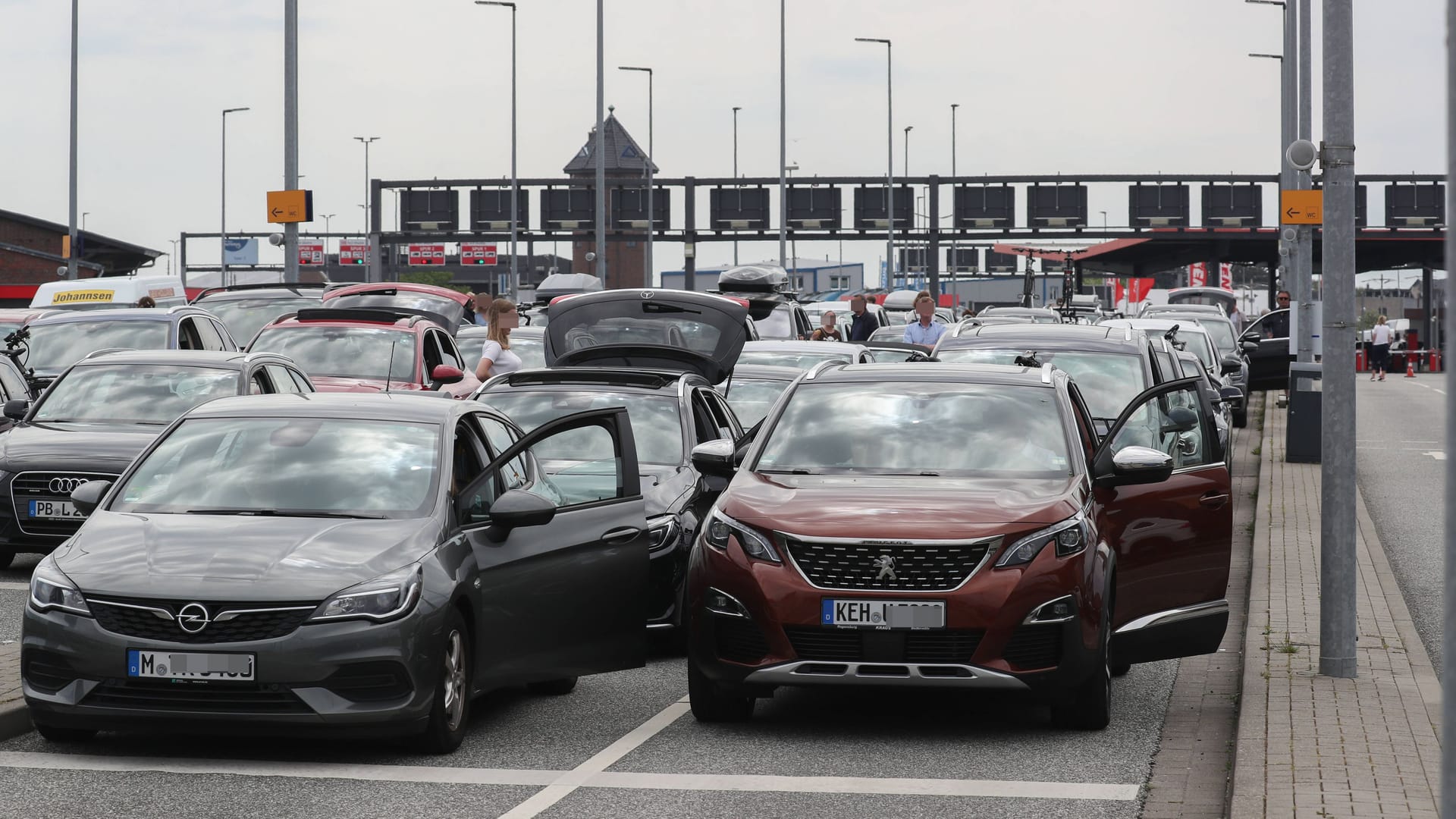 Autos stehen vor Sylt im Stau: Die Polizei führte am Wochenende Verkehrskontrollen durch.