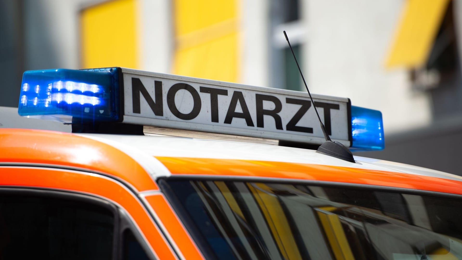 Ein Blaulicht leuchtet auf dem Dach eines Notarztwagens Ein Blaulicht leuchtet auf dem Dach eines Notarztwagens