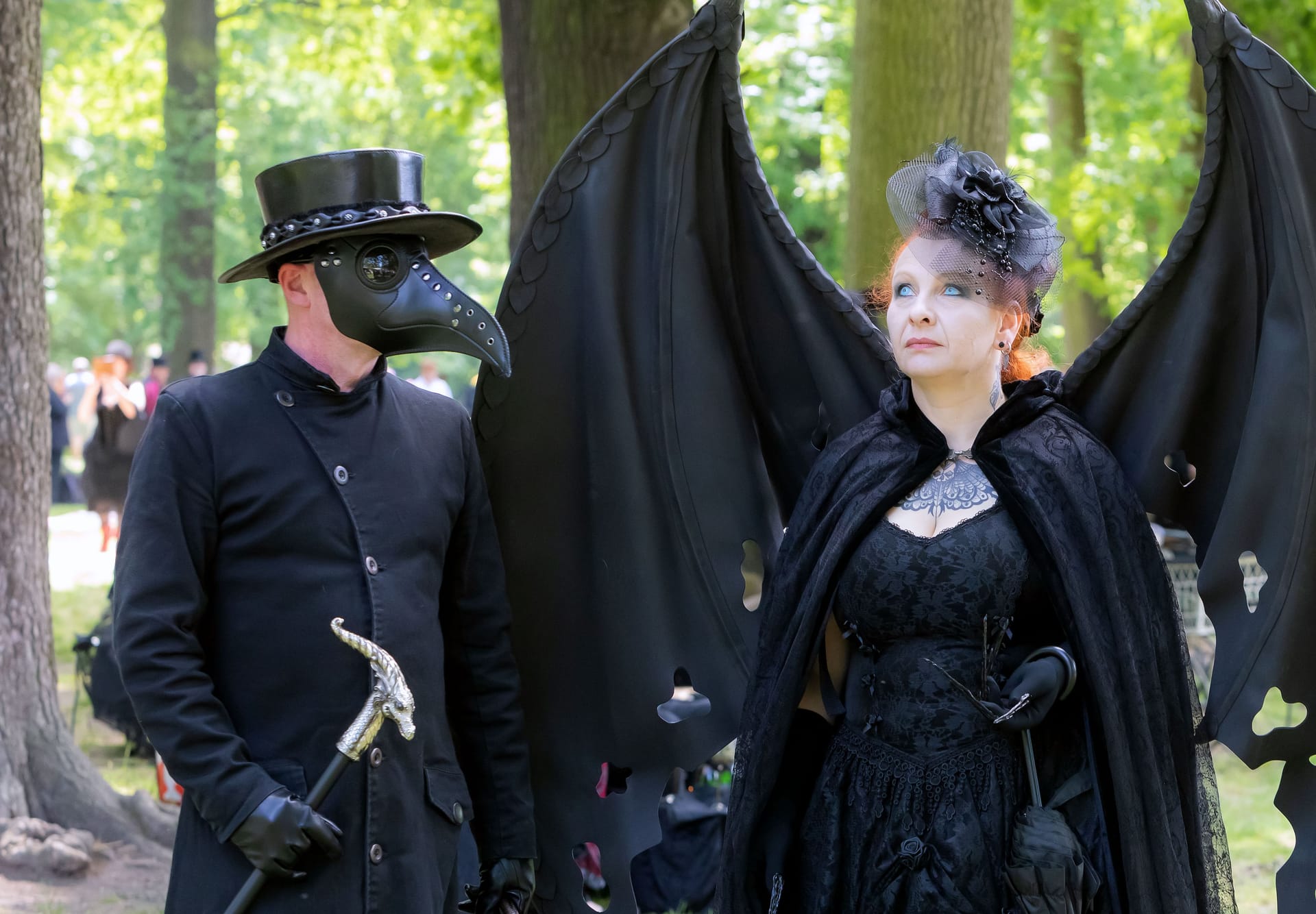 Besucher des Wave-Gotik-Treffens 2022 in Leipzig: Mit dem "Viktorianischen Picknick" im Clara-Zetkin-Park wurde das größte Gothic-Treffen der Welt eröffnet.