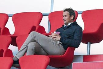 Jens Lehmann verfolgt ein Fußballspiel in der Allianz Arena (Archivbild): Für Bayern-Fans ist er ein Feindbild, dennoch wohnt er in der Nähe von München und macht dort Schlagzeilen mit einem Nachbarschaftsstreit.