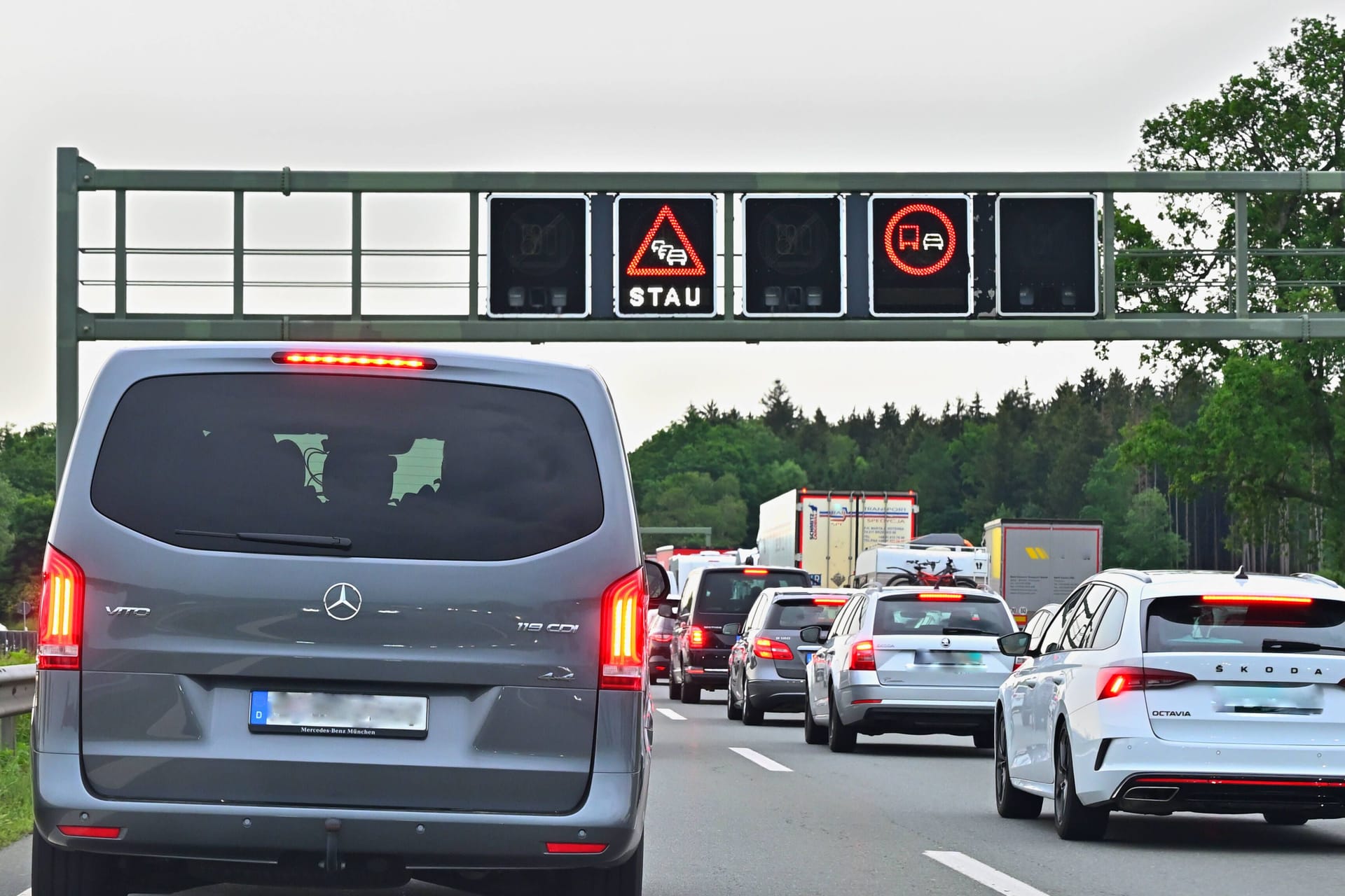 Autos im Stau (Symbolbild): Auf der A8 ist es zu einem Unfall mit mehreren Fahrzeugen gekommen.