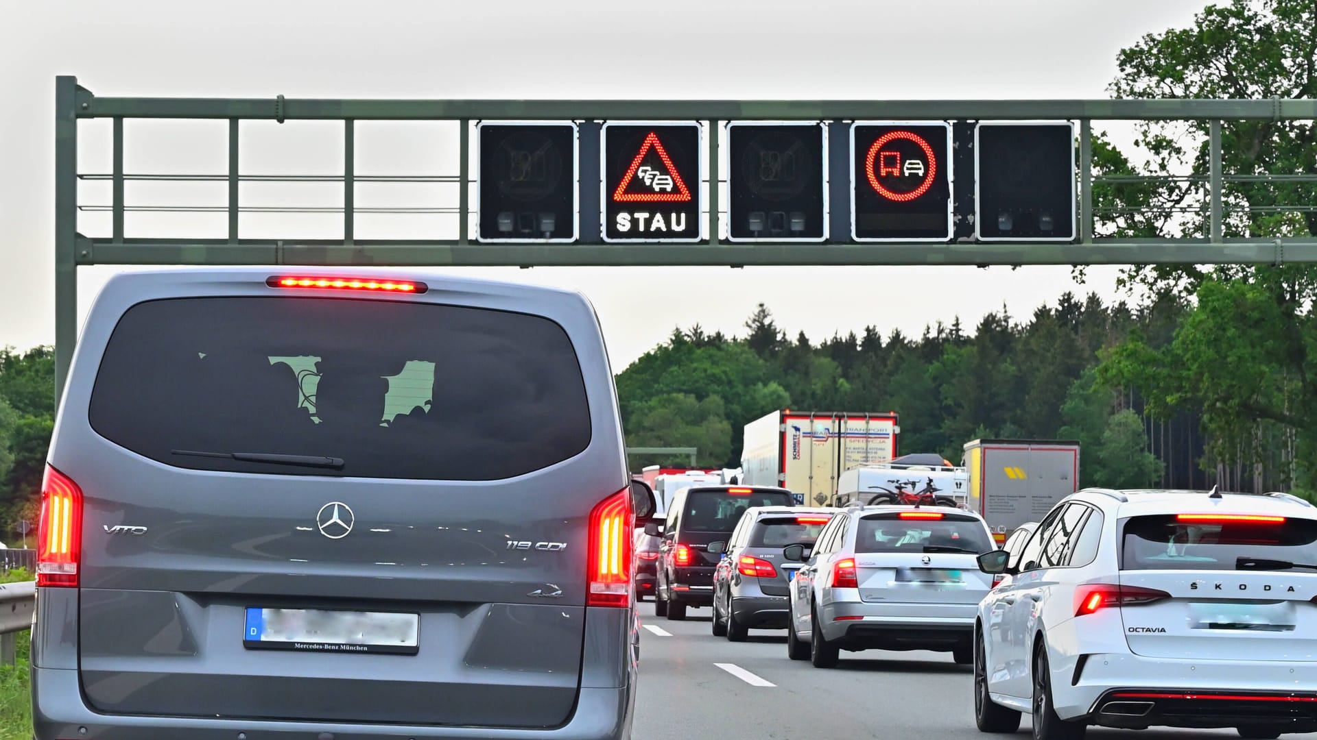 Autos im Stau (Symbolbild): Auf der A8 ist es zu einem Unfall mit mehreren Fahrzeugen gekommen.