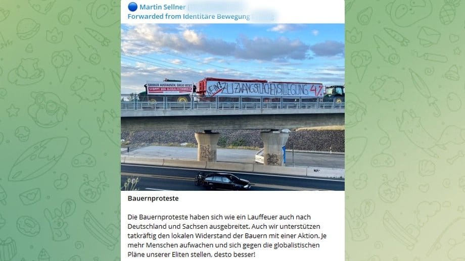 Schnell dabei: Martin Sellner, Gallionsfigur der extremistischen "Identitären Bewegung" verrbreitete ein Foto von einer Beteiligung an Protesten in Sachsen.