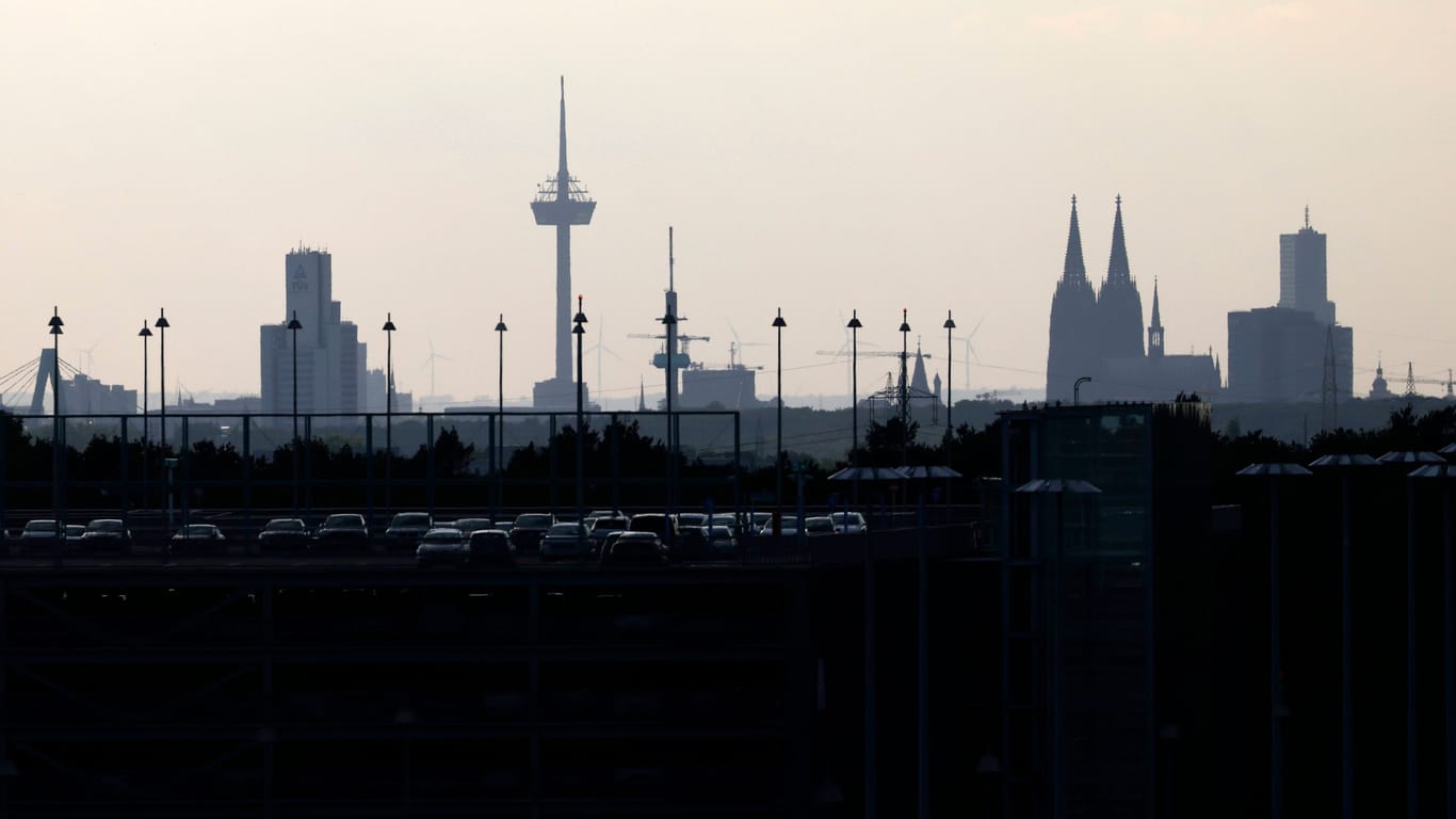 Köln (Archivbild): Die Stadt verlor 2021 relativ zur Bevölkerungszahl am meisten Einwohner.