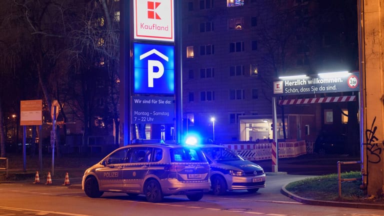 Zwei Einsatzwagen der Polizei parken vor einem Parkhaus (Symbolbild): Ein 17-Jähriger wurde in Bonn vergewaltigt.