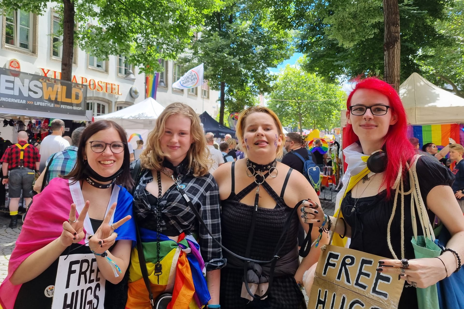 Lara (14, v. l.), Sina (17), Dabi (20) und Ash (18) sind extra aus Duisburg zum CSD nach Köln angereist: Nirgendwo in Deutschland wird so groß gefeiert wie hier.