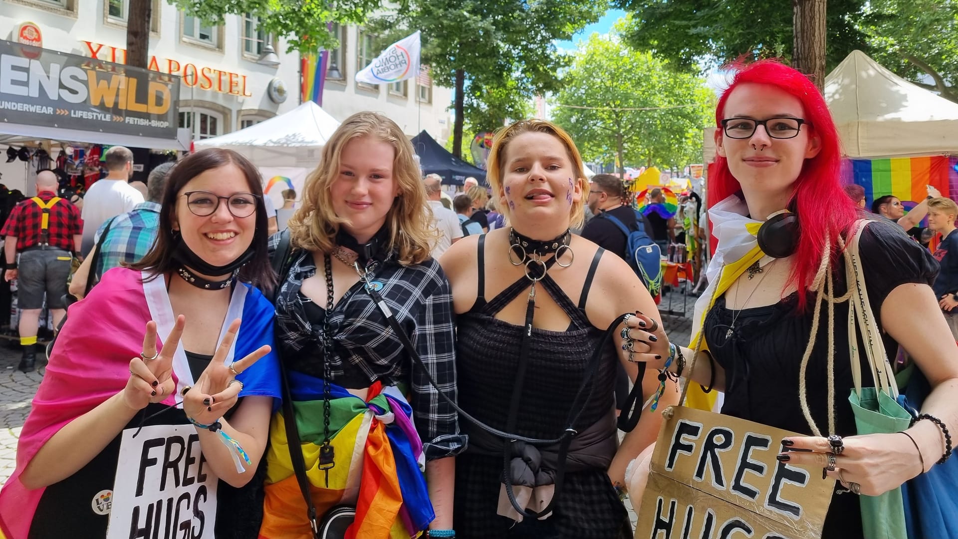 Lara (14, v. l.), Sina (17), Dabi (20) und Ash (18) sind extra aus Duisburg zum CSD nach Köln angereist: Nirgendwo in Deutschland wird so groß gefeiert wie hier.