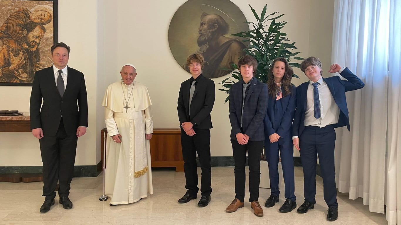 Auf dem Kurznachrichtendienst Twitter teilte Elon Musk das Foto aus dem Vatikan.