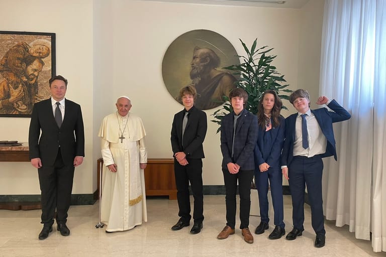 Auf dem Kurznachrichtendienst Twitter teilte Elon Musk das Foto aus dem Vatikan.