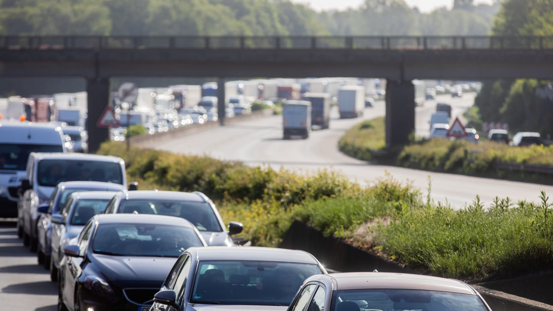 Autofahrer stehen in einem Stau auf der A2, die nach einem Unfall voll gesperrt ist. (Archivbild)