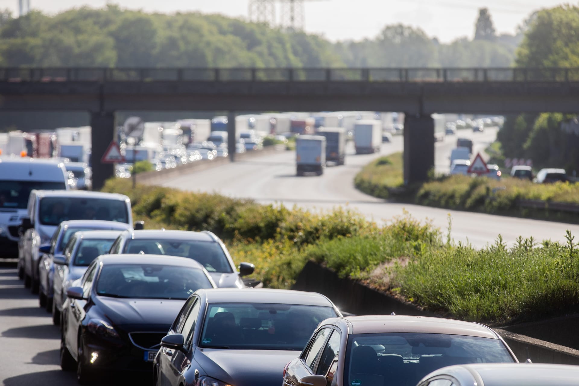 Autofahrer stehen in einem Stau auf der A2, die nach einem Unfall voll gesperrt ist. (Archivbild)