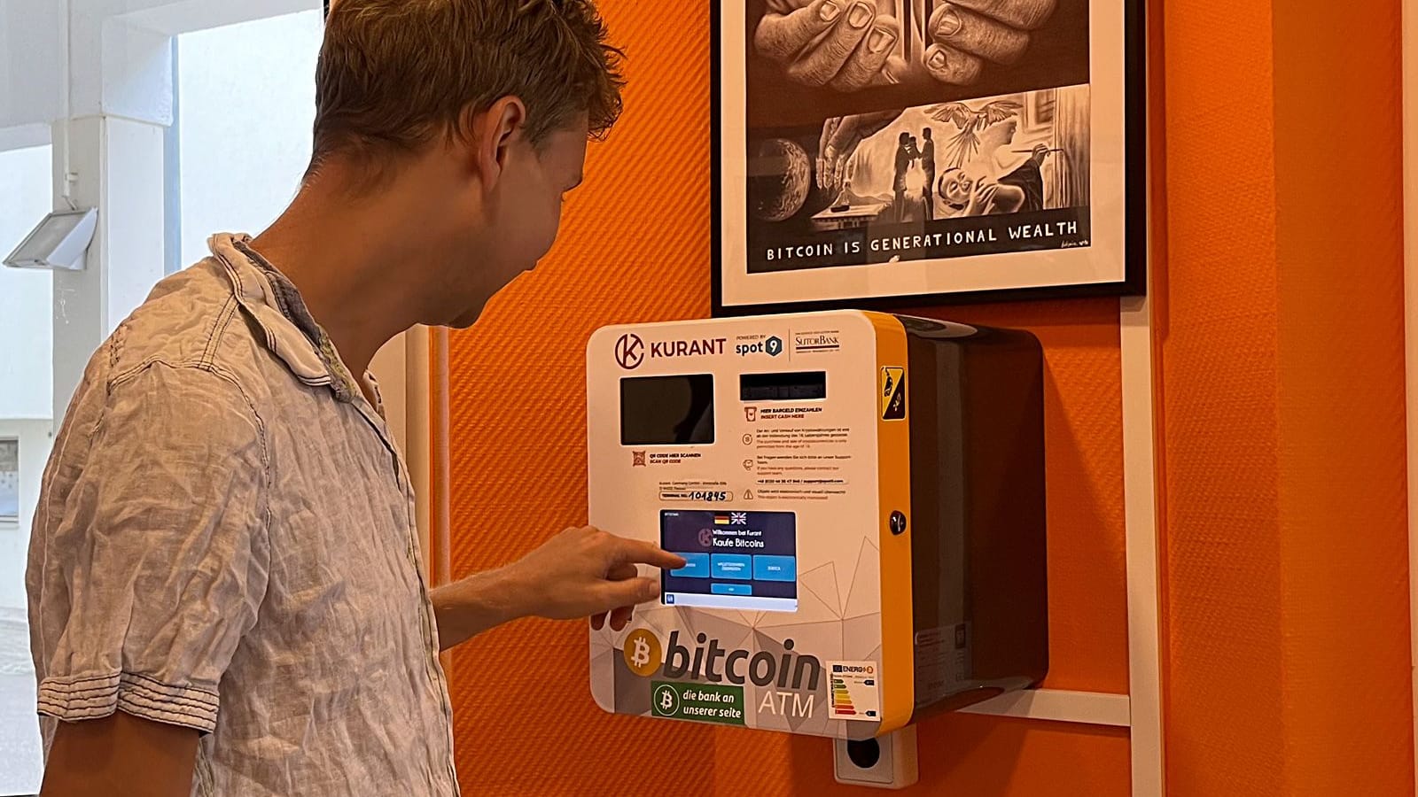 Hoteldirektor Marc Guilliard am Bitcoin-Automaten der Firma Kurant.