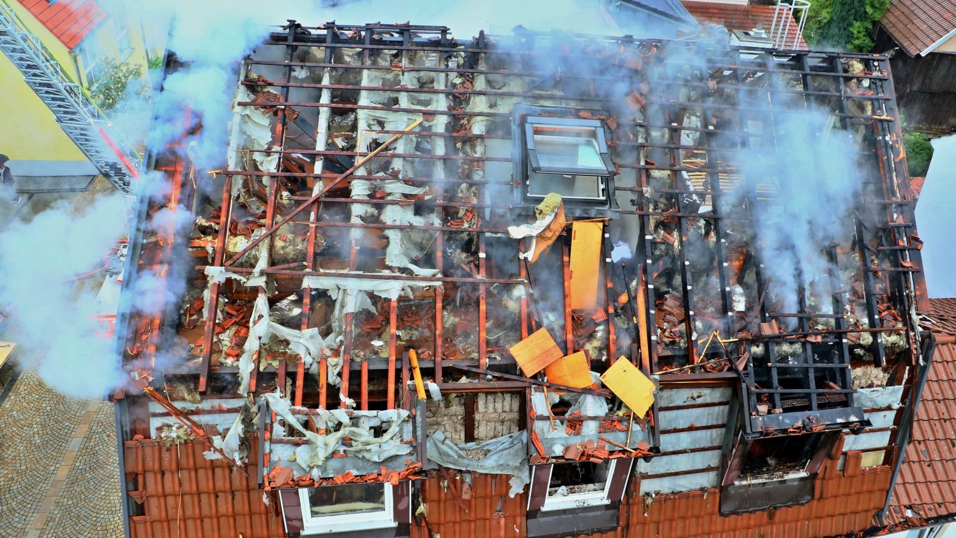 Die Feuerwehren Gerlingen, Ditzingen, Leonberg und Korntal wurden zu einem Dachstuhlbrand am Donnerstagabend in die Ditzinger Roßenstraße gerufen: 20 Personen wurden bei dem Brand verletzt. Die Feuerwehren Gerlingen, Ditzingen, Leonberg und Korntal wurden zu einem Dachstuhlbrand am Donnerstagabend in die Ditzinger Roßenstraße gerufen: 20 Personen wurden bei dem Brand verletzt.