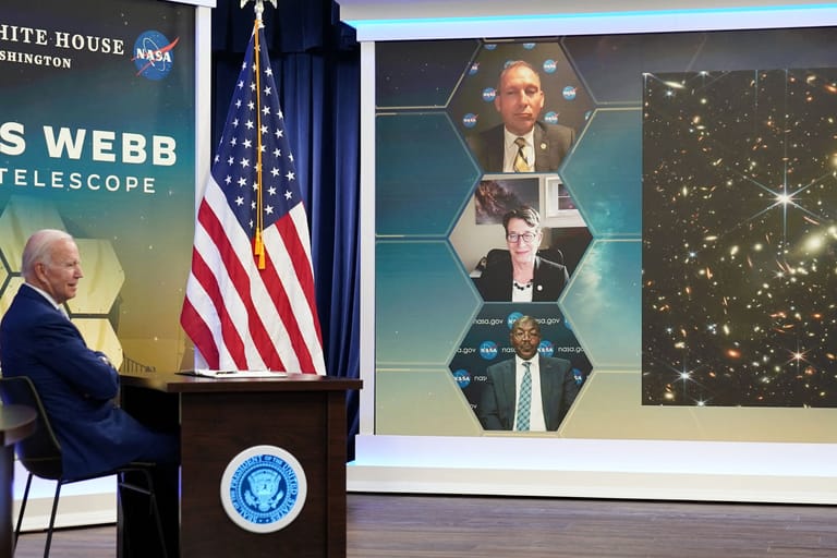 Die US-Raumfahrtbehörde Nasa hat das erste Farbbilde des James-Webb-Teleskops veröffentlicht: Joe Biden sprach von einem "historischen Tag".