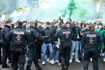 Polizeieinsatz bei einer Partie von Werder Bremen im Mai 2022: Das Testspiel gegen Twente Enschede wurde von den Behörden verboten.