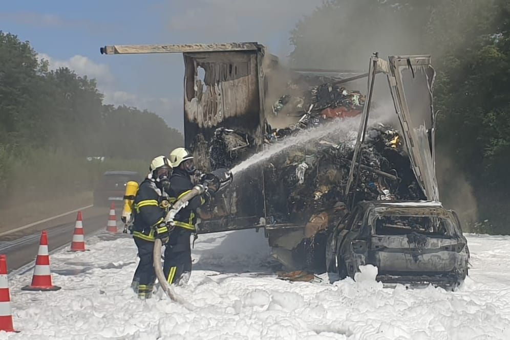 Die Unfallstelle: Skoda und Lkw-Auflieger brannten aus.