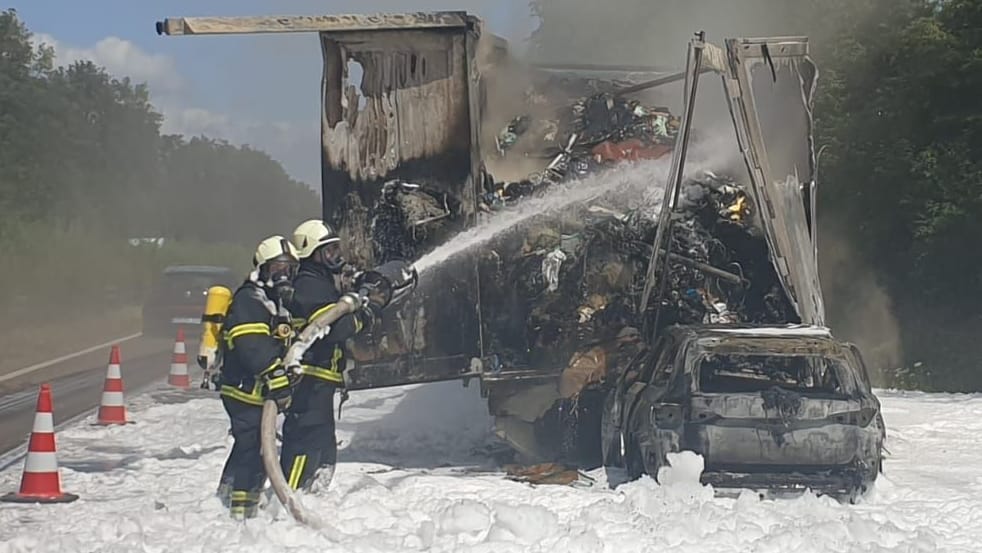 Die Unfallstelle: Skoda und Lkw-Auflieger brannten aus.