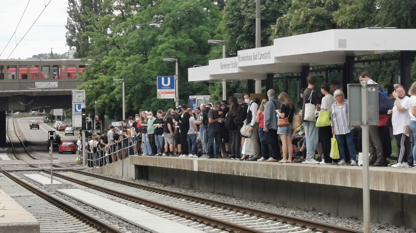 Wartende Passagiere in Stuttgart: Hunderte Reisenden sind von der Störung betroffen, müssen teils lange warten.