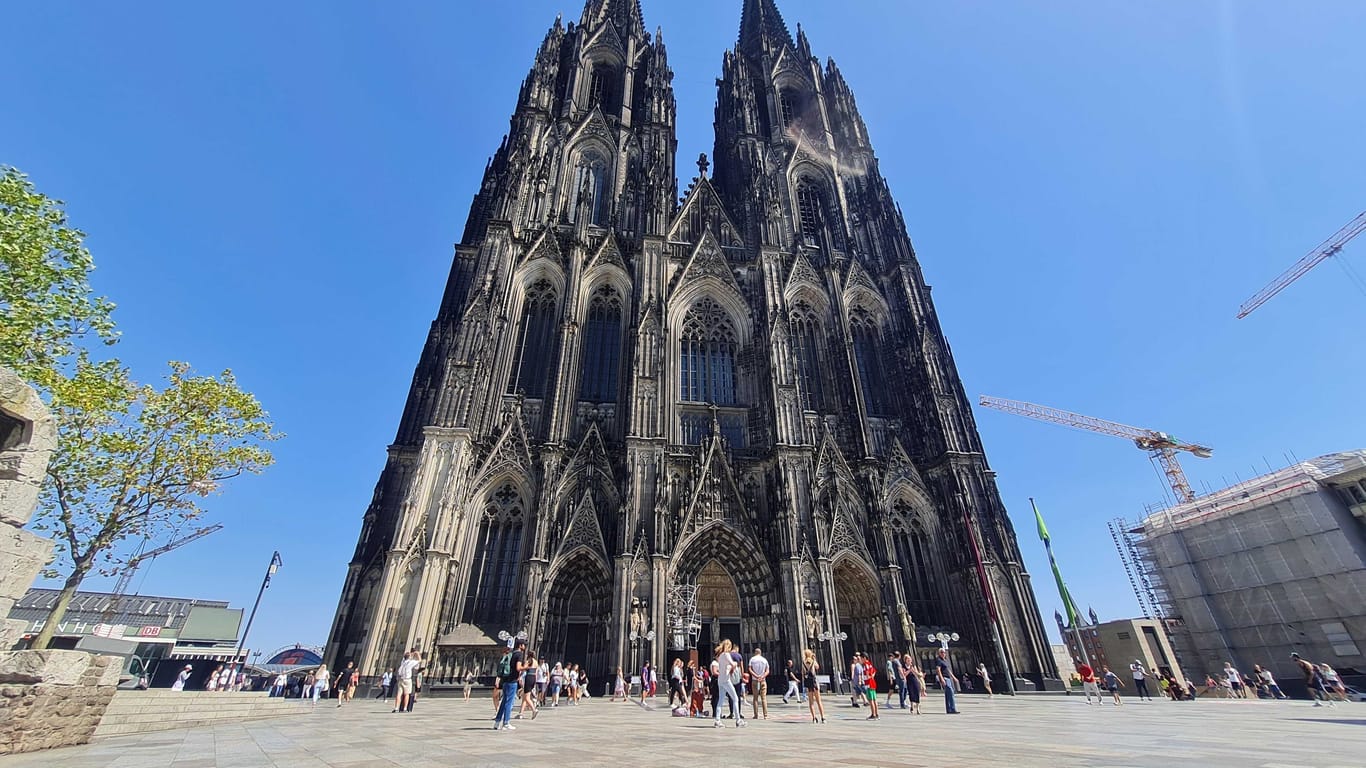 Die Kölner Domplatte im gleißenden Sonnenlicht: Nur dank der leichten Brise lässt es sich dort gerade noch aushalten.