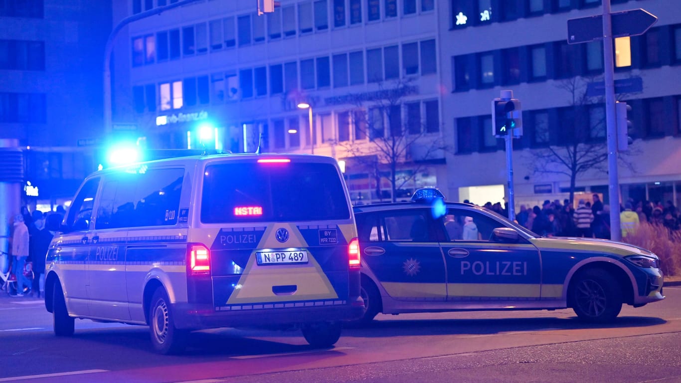 Polizei im Einsatz in Nürnberg (Symbolbild): Auch ein Hubschrauber verfolgte den Mann.