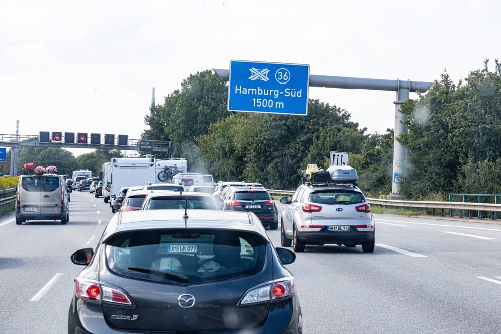 Stau auf der A1: Durch den Beginn der Sommerferien unter anderem in Hamburg wird es voll auf den Autobahnen.