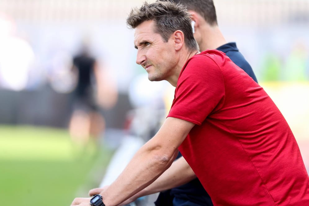 Miroslav Klose am Rande der Partie gegen Hartberg: Kein Glück beim Debüt.